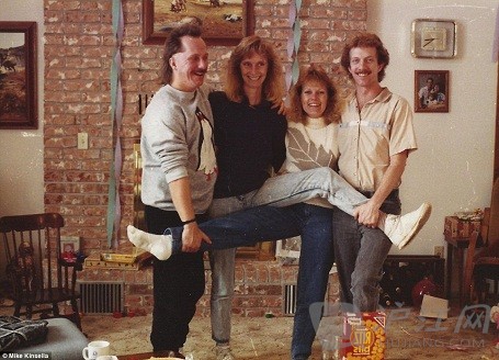 美国四兄妹拍照同一姿势搞怪25年