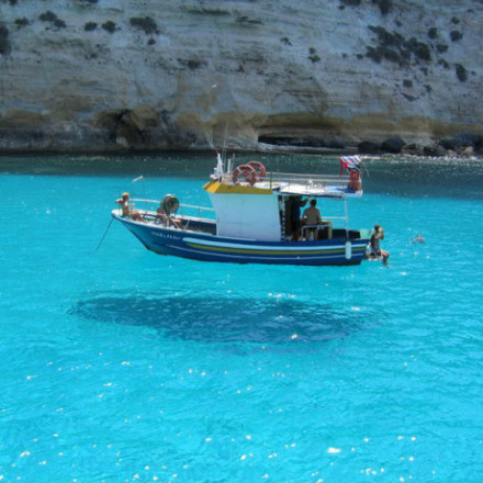 【佩拉杰群岛(Pelagie Islands)】位于地中海中部，海水透明得宛如船漂浮在蓝天上。