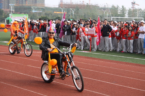 运动会入场式 销售总监活力出场 全场沸腾