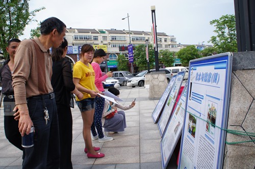 启动仪式后，现场举办咨询活动，向群众发放饮用水卫生宣传折页、手册