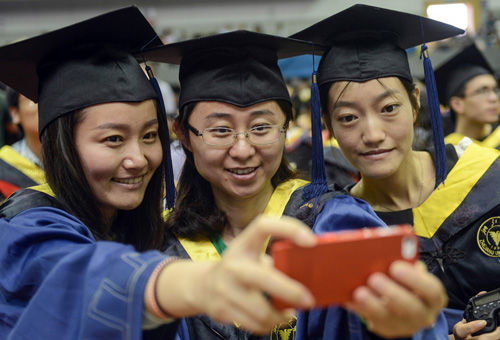 浙江大学毕业合影几名毕业生在学位授予仪式上合影