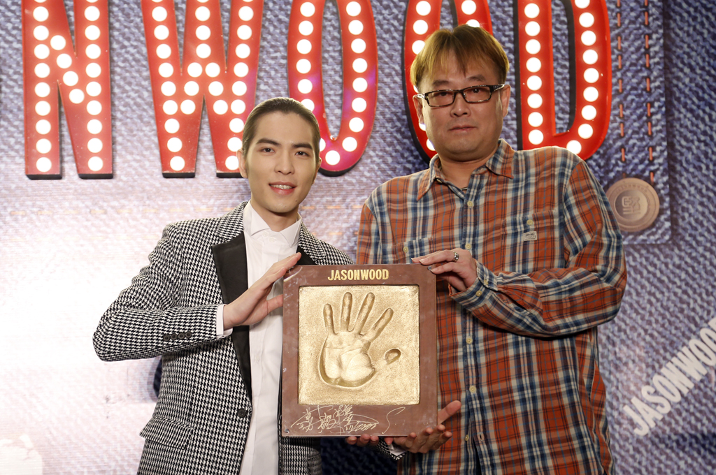 JASONWOOD品牌代言人金曲歌王萧敬腾（左一）向坚持我的服饰（杭州）股份有限公司总经理毛寓灜先生（右一）赠送手模