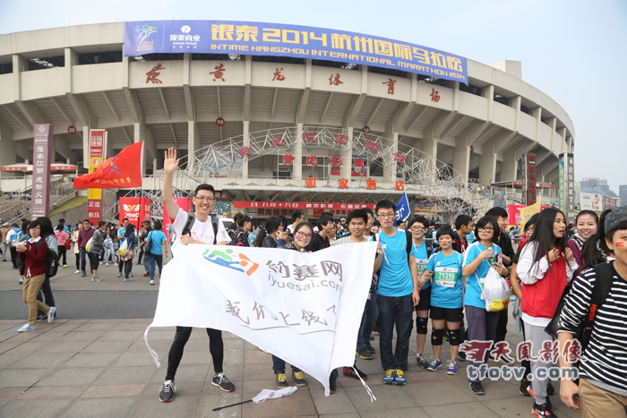 2014杭州国际马拉松鸣枪开跑 杭州国际马拉松终点