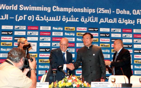 杭州市市长张鸿铭（右二）与国际泳联主席马格里奥握手