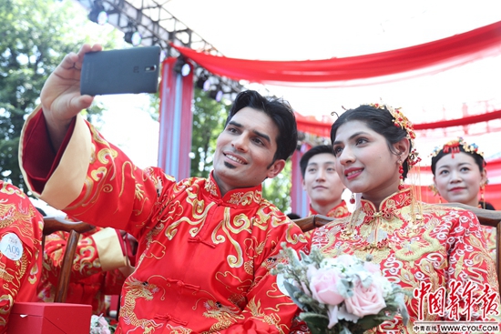 102对中外新人在杭州举行集体婚礼