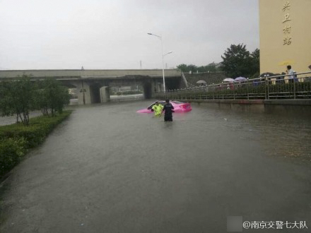 南京暴雨致内涝 警察抱出受困女车主