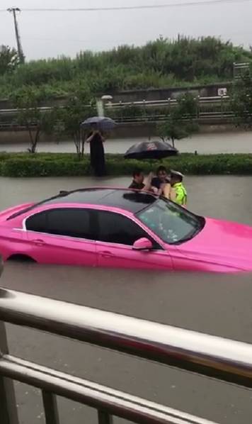南京暴雨致内涝 警察抱出受困女车主